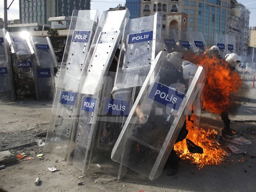 Turecká polícia obsadila námestie Taksim.