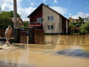 Tretí stupeň povodňovej aktivity vyhlásili v obci Kamenná Poruba v okrese Vranov nad Topľou.
