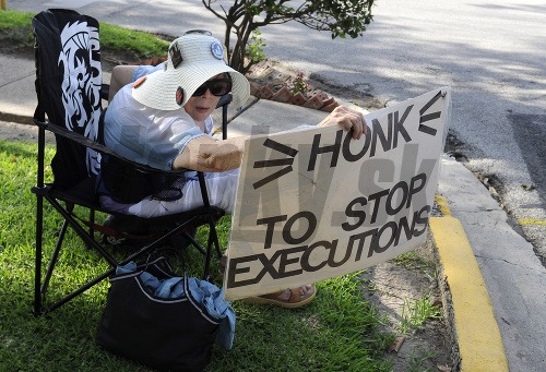 Žena protestujúca proti poprave Elroya Chestera