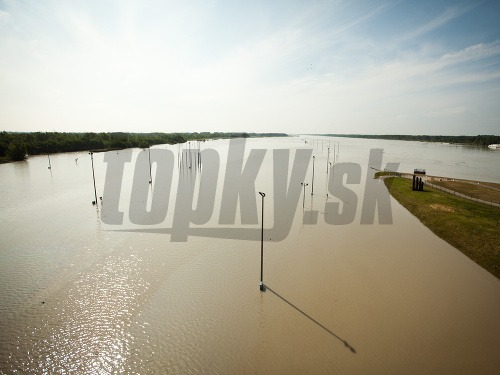 Pohľad na rozvodnenú rieku Dunaj z Vodného diela Gabčíkovo spred pár dní