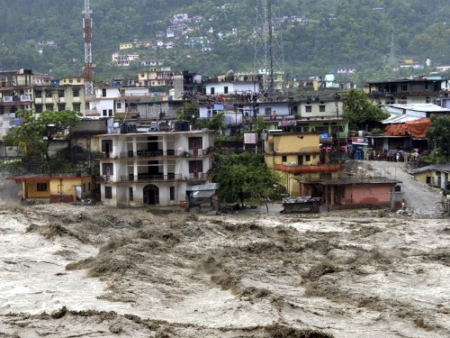Záplavy si vyžiadali už 120 obetí