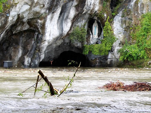 Povodňová voda zmiešaná s bahnom zaplavila aj miestnu jaskyňu, údajné dejisko mariánskych zjavení.