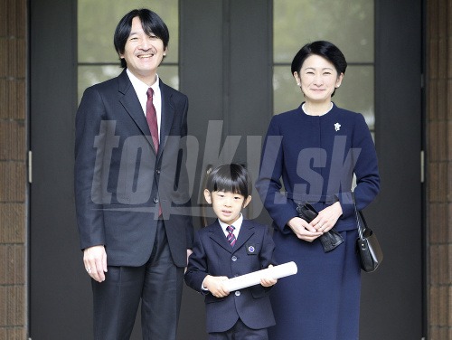 Prince Hisahito, sprevádzaný svojimi rodičmi: princom Akishinom a princeznou Kiko 
