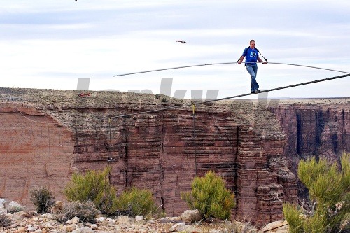 Nik Wallenda počas akrobatického kúsku