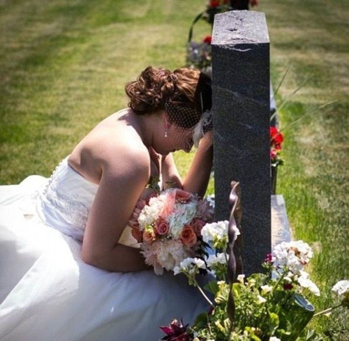Paige kľačí pri otcovom hrobe
