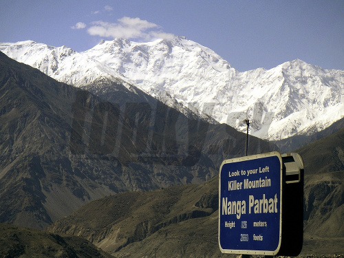 Medzi horolezcami, ktorí boli zavraždení počas výstupu na Nanga Parbat, boli aj dvaja Slováci - Anton Dobeš a Peter Šperka.