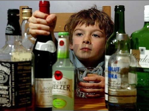 Čoraz viac mladších detí láka alkohol.