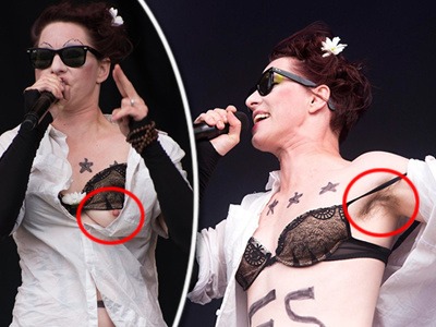 Amanda Palmer na javisku vytasila chlpy v podpazuší aj to, čo nosí v podprsenke.