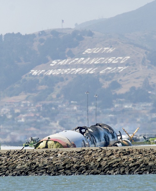 Na letisku v San Franciscu sa zrútilo lietadlo s viac ako 300 pasažiermi.