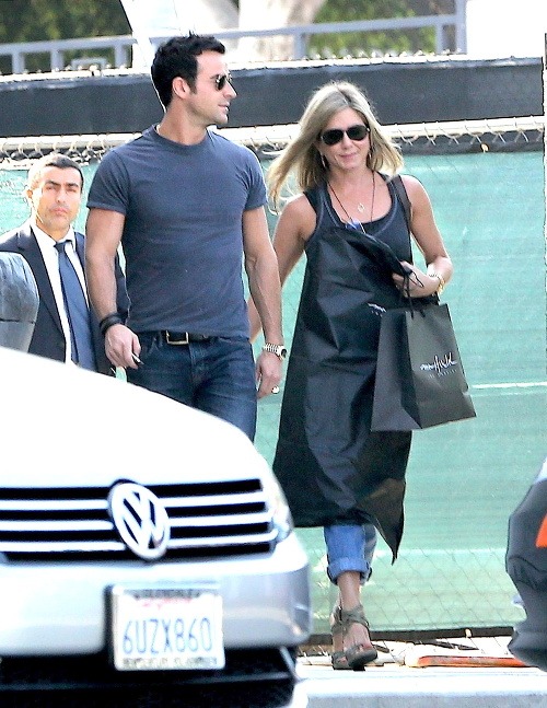 Jennifer Aniston po nedávnych fámach o rozchode vyvetrala snúbenca Justina Therouxa a spokojne sa usmievala.