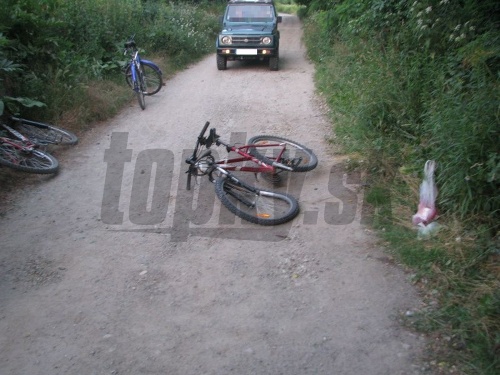 Vodič zrazil na poľnej ceste medzi Stupavou a Mariankou mladú cyklistku, potom utiekol