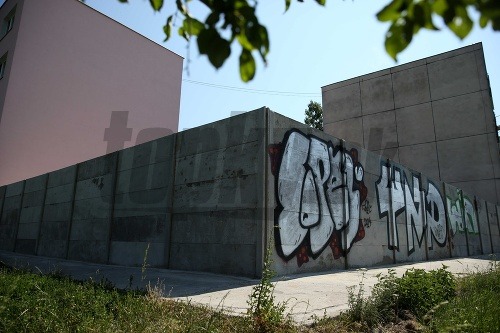 Košická mestská časť Západ oplotila parkoviská dvojmetrovým múrom.