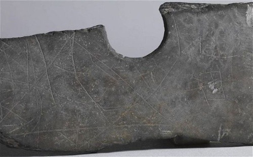 Kamenná sekera s dávnym písmom