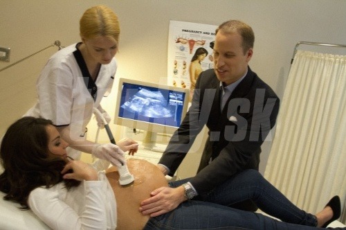 Tehotná Kate Middleton s Princom Williamom na vyšetrení zrejme žiari spokojnosťou.