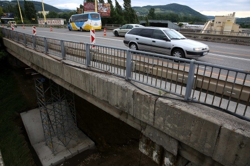 Jeden z najrušnejších mostov v Košiciach má narušenú statiku!