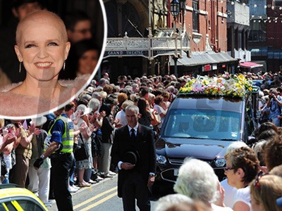 Pohrebu televíznej hviezdy Bernie Nolan sa zúčastnila široká rodina aj stovky fanúšikov, ktorí zaplnili ulice.