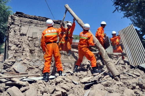 Záchranári prehľadávajú sutiny po silnom zemetrasení