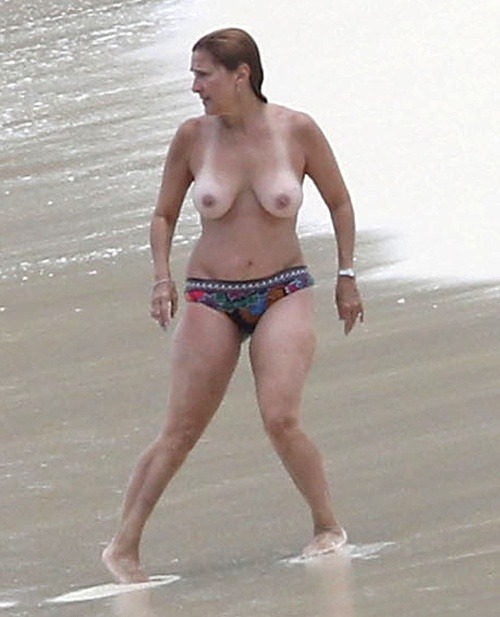 Televízna sudkyňa Marilyn Milian na dovolenke vystavovala svoje obnažené poprsie.