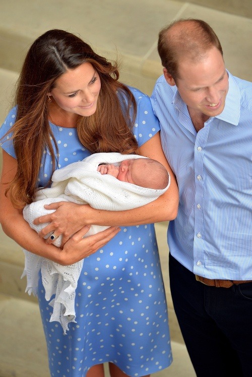Princ George s pyšnými rodičmi Kate a Williamom