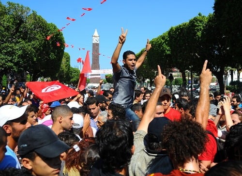 Zavraždenie opozičného politika vyvolalo v Tunisku nepokoje. 