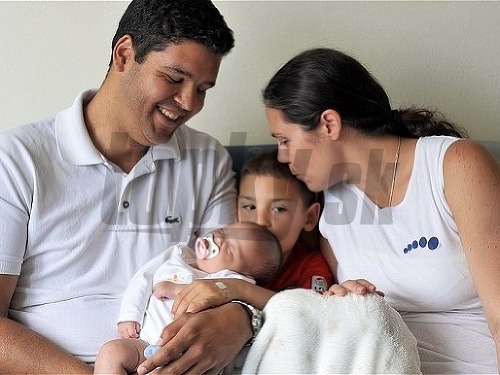 Yesica Castrová s rodinou – manželom Danielom, dcérou Teresitou a synom Carlosom.