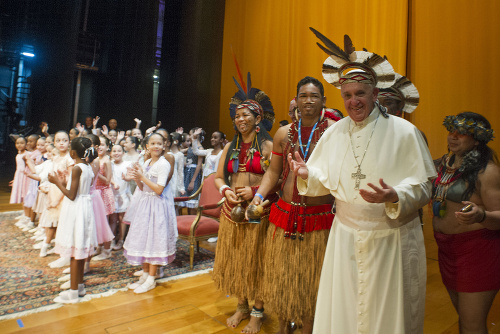 Pápež František v Brazílii. Na hlave s indiánskou čelenkou.