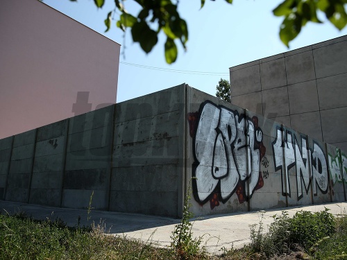 Košická mestská časť Západ oplotila parkoviská dvojmetrovým múrom