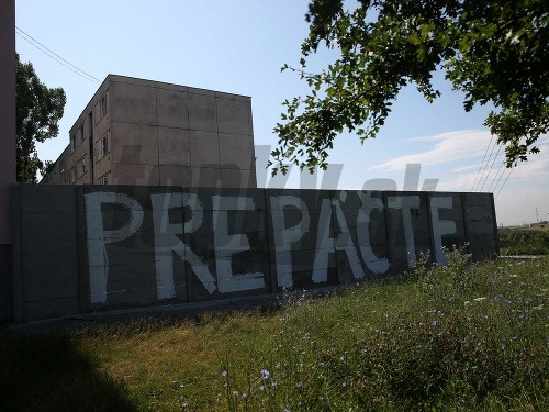 Na múre v susedstve Lunika IX. sa objavil nápis „PREPÁČTE“
