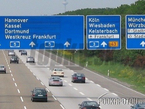 Diaľnice v Nemecku možno už čoskoro nebudú pre osobné autá zadarmo. Môžu za to politici.