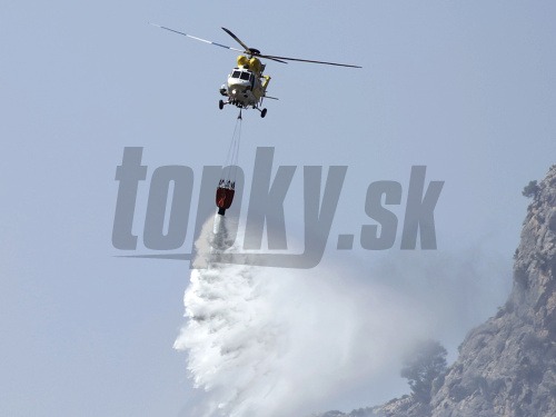 Vrtuľník pomáha pri hasení požiaru na Malorke