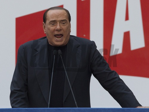 Som nevinný, vyhlásil Berlusconi pred tisíckami priaznivcov