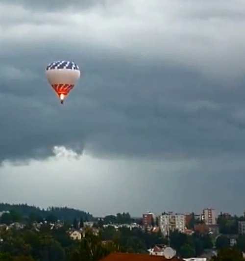 Jihlava. Teplovzdušný balón v búrke. 