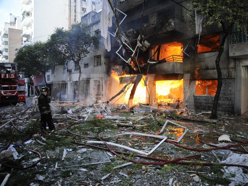 Výbuch plynu v Argentíne bytovku úplne zničil.