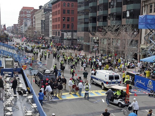 V cieľovej rovinke Bostonského maratónu prišli o život traja ľudia a 264 ďalších utrpelo zranenia