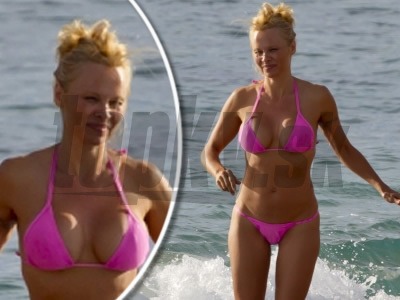 Pamela Anderson predviedla v bikinách vyformovanú postavičku, no zostarnutú vizáž.