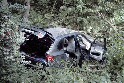 Havarované BMW, v ktorom bol zranený muž so samopalom