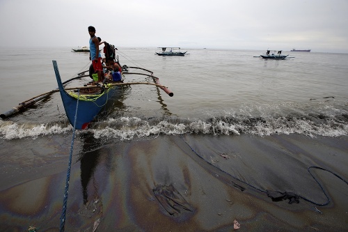 Rozsiahla naftová škvrna zamorila Manilský záliv