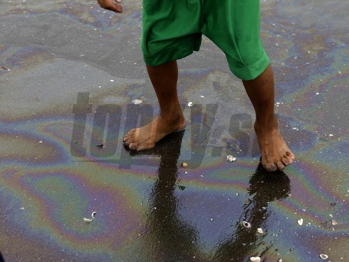 Do Manilského zálivu sa vylialo pol milióna litrov nafty