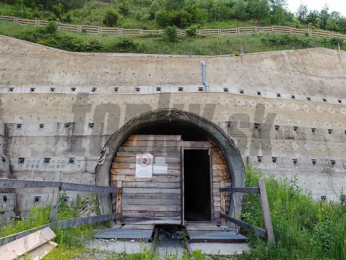 Východný portál prieskumnej štôlne diaľničného tunela Višňové - Dubná skala