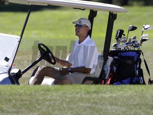 Prezident Barack Obama trávi dovolenku golfom