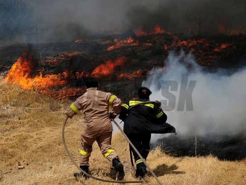 Grécko sužujú naďalej požiare 