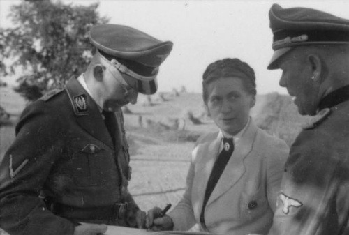 Scholtz-Klinková a Heinrich Himmler (vľavo)