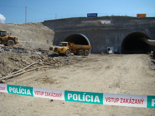 Miesto tragickej nehody, pri ktorej zavalilo šiestich robotníkov na stavenisku tunela Šibenik pri Levoči.