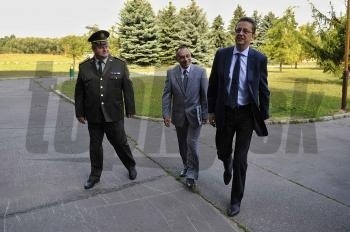 Minister Glváč (vpravo) na návšteve zranených vojakov