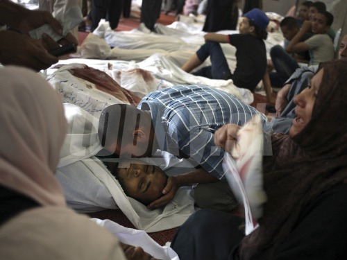 V káhirskej mešite ležia mŕtve telá desiatok Egypťanov. Štát ich údajne neberie do úvahy