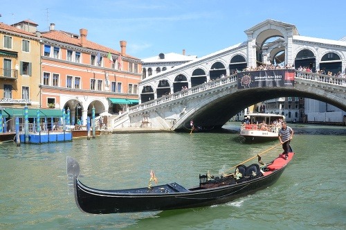 Rodinný výlet v Benátkach skončil smrťou otca troch detí.