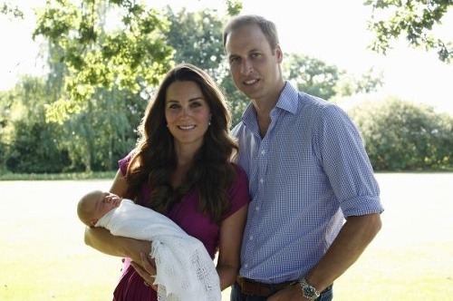 Kate Middleton ako novopečená mamička s manželom Williamom a synom Georgeom.