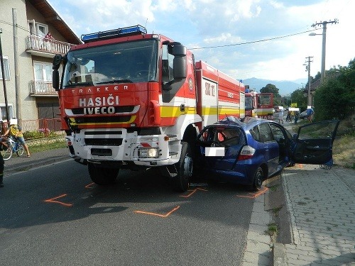 Zrážka hasičov s osobným autom