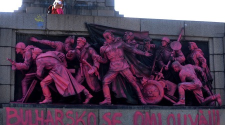 V Bulharsku sfarbili pamätník