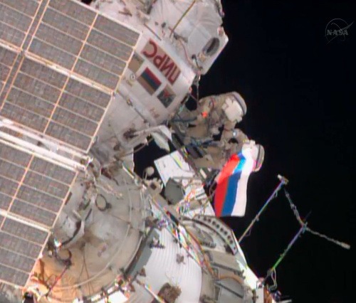 Ruskí kozmonauti rozvinuli vo vesmíre ruskú zástavu